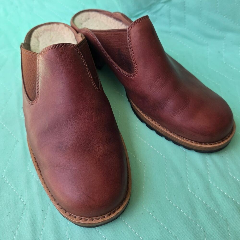 UGG Brown Women Clog size 8.5 Slip-On Style low heel grip shearling leather 5505